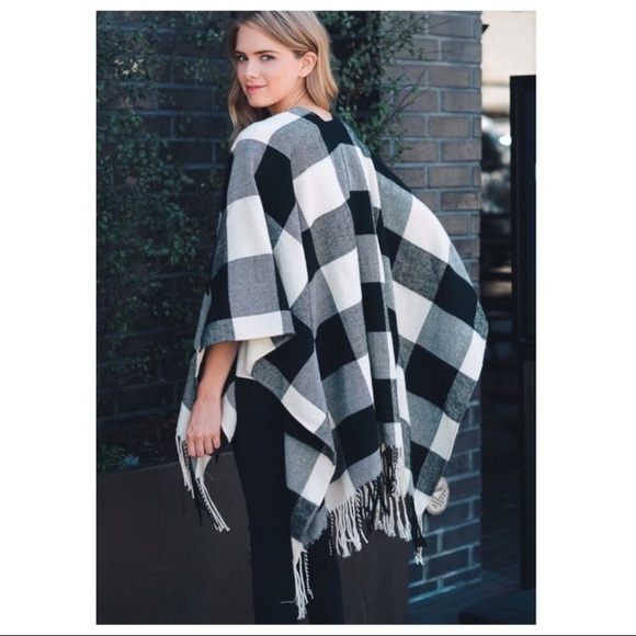 🆕 🌟LAST ONE🌟Black & White plaid poncho - Picture 3 of 3